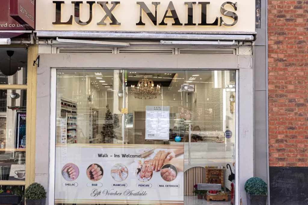 In ấn và thi công Decal lưới dán kính mặt tiền tiệm Nail