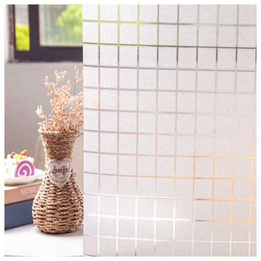 Một bình hoa bằng mây đựng hoa khô đặt bên cạnh những cuốn sách xếp chồng. Bên cạnh đó, một vách ngăn bằng kính mờ có họa tiết Decal ô vuông mờ một phần che khuất căn phòng nhưng vẫn cho phép ánh sáng lọt vào.