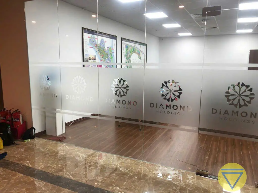 decal dan kinh cat logo am ban