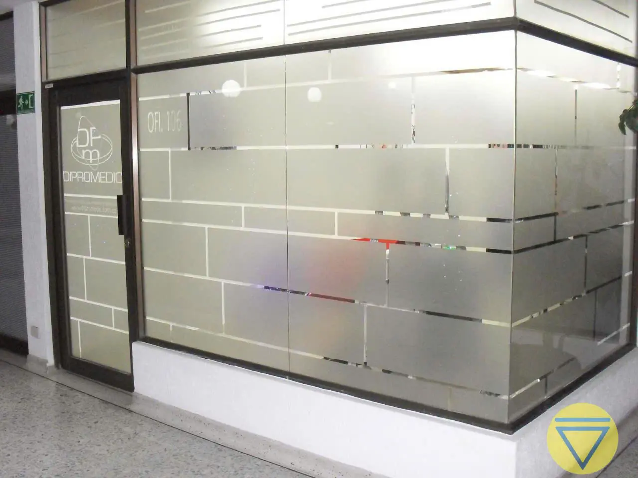 Decal dán kính mờ hoạ tiết hình chữ nhật nằm ngang (Horizontal): Phổ biến nhất cho văn phòng. Các thanh ngang dài ngắn xen kẽ tạo cảm giác không gian được mở rộng về chiều ngang, mang lại vẻ thanh lịch và chuyên nghiệp.