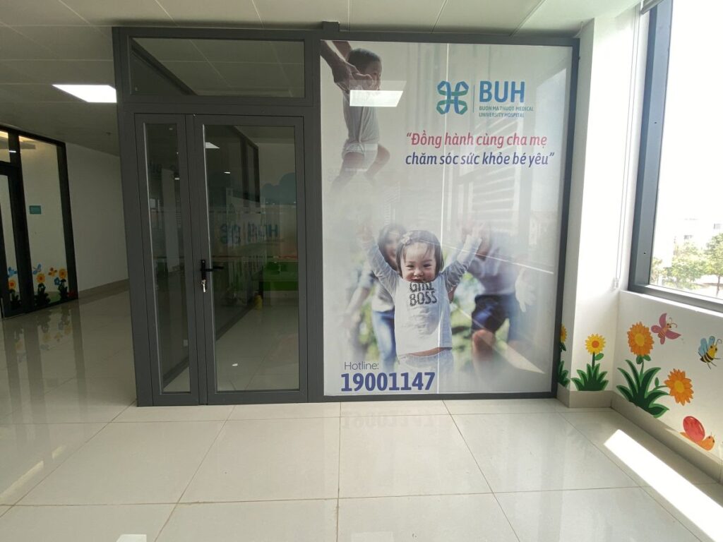 Thi công dán Decal lưới NHA KHOA HUB