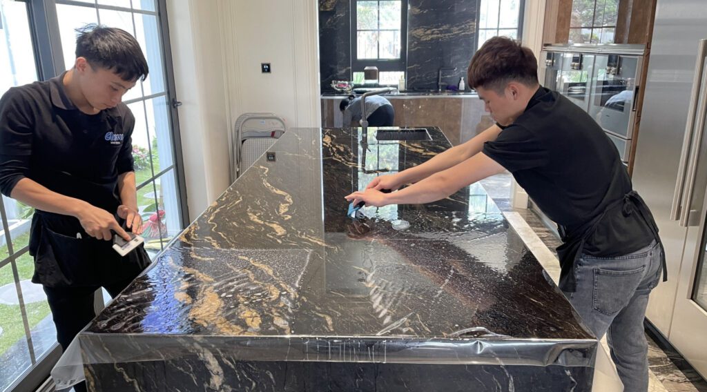 Thi cong dan phim PPF bao ve mat ban da marble