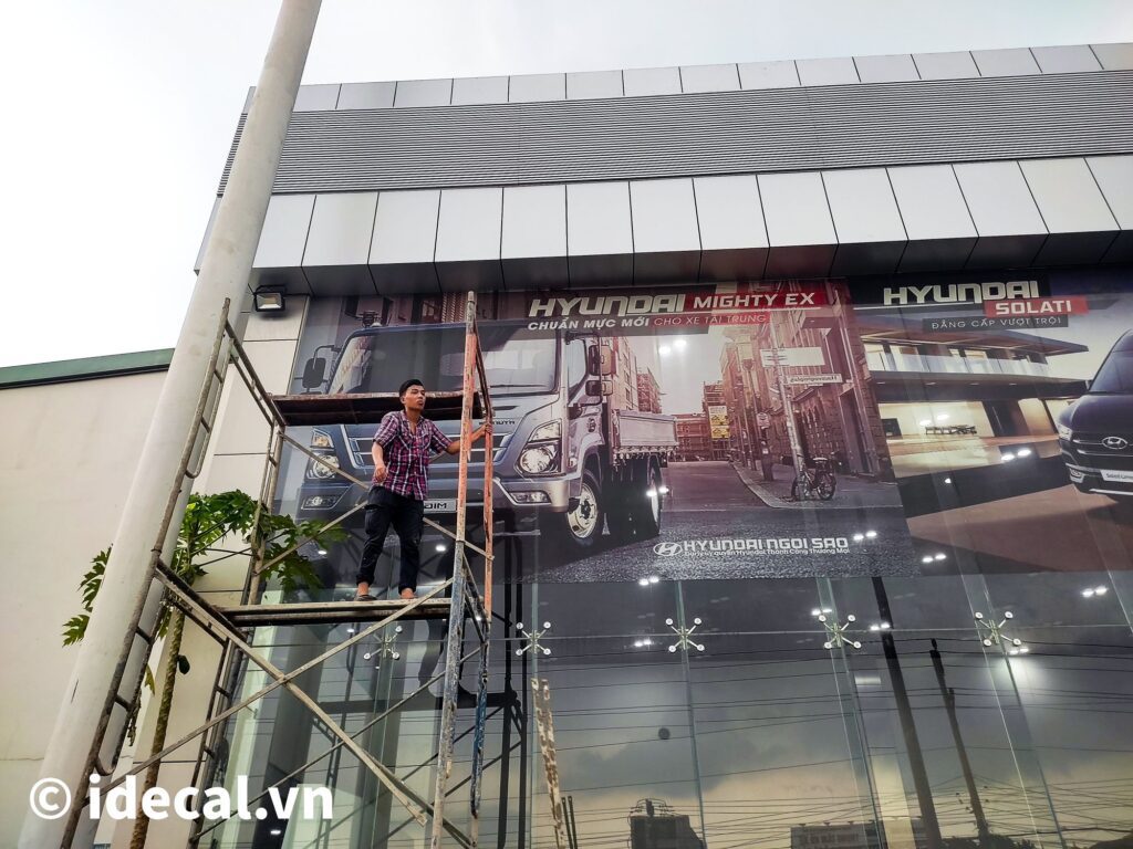 Thi công Decal lưới dán kính Showroom ô tô Huyndai Thuận An - Bình Dương
