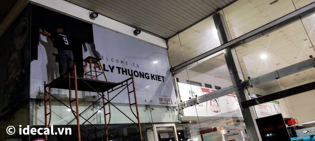 Thi công dán Decal lưới Showroom TOYOTA