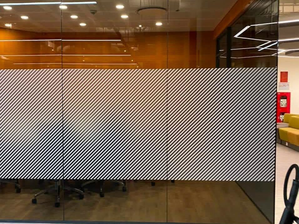 Decal mờ dán kính văn phòng sọc đơn giản theo xu hướng thiết kế 2025