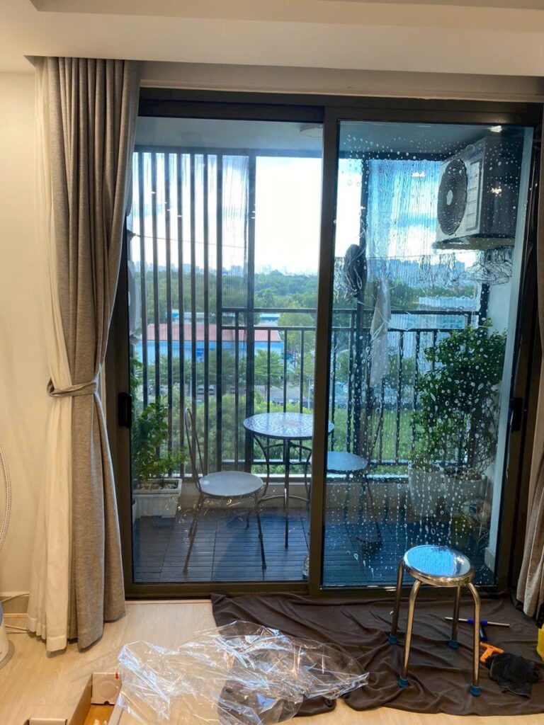 Thi công Decal 7 Thi công dán Decal cách nhiệt chung cư