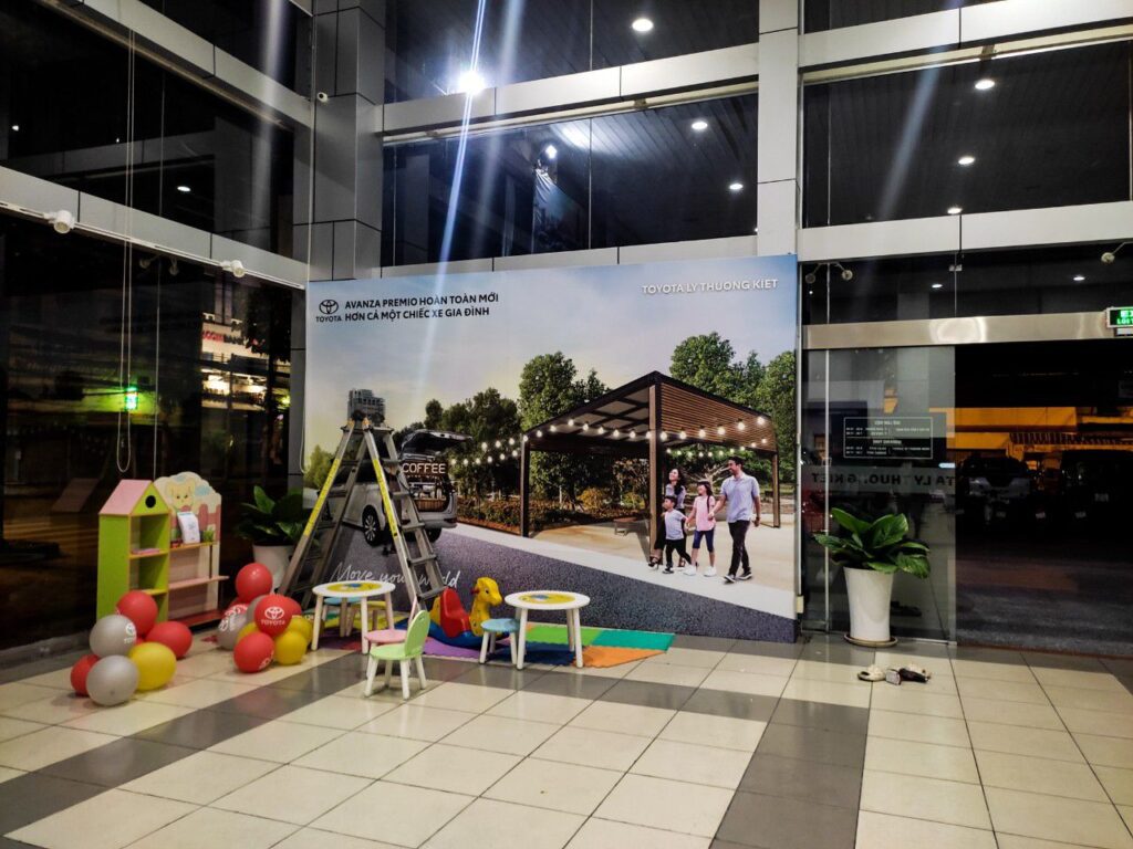 Dịch vụ dán decal bảng hiệu chuyên nghiệp 2 Chất liệu PP dùng để dán Backdrop
