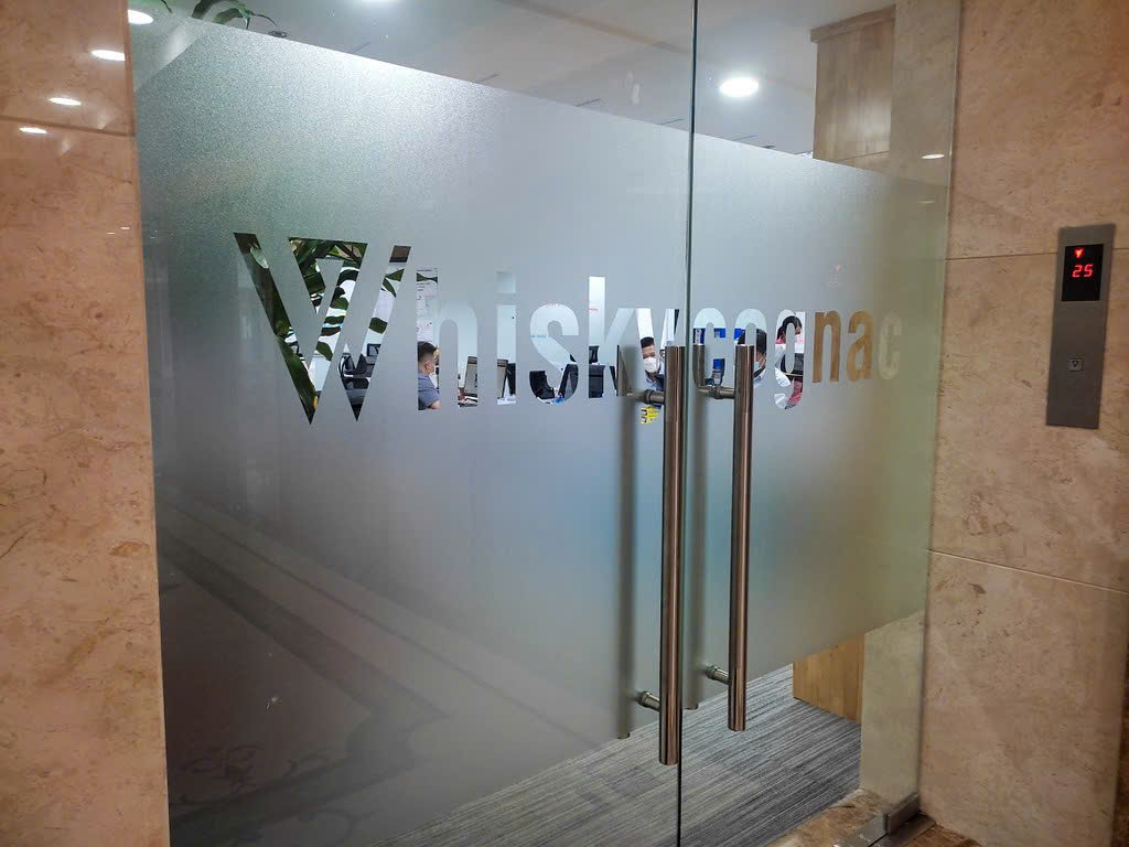 Thi cong Decal dan kinh mo van hong cong ty Whiskycognac tai Binh Thanh
