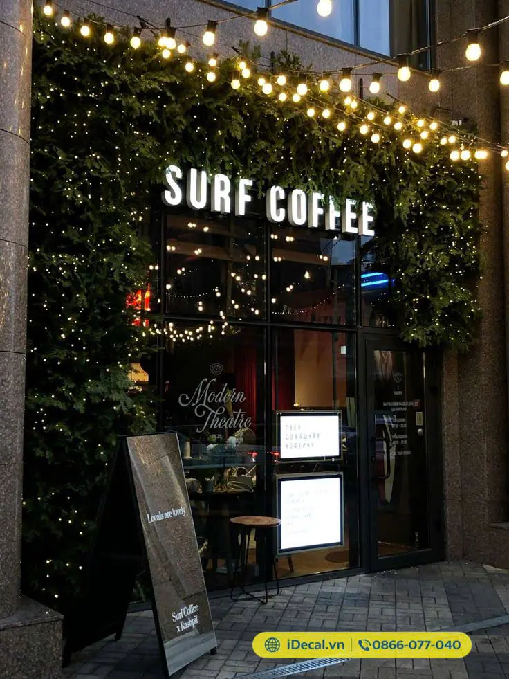 199+ mẫu Decal dán kính trang trí quán cafe đẹp – sáng tạo – thu hút 2 Từ việc tận dụng ánh sáng tự nhiên đến sử dụng decal trang trí kính và cây xanh, trang trí quán cà phê hiện đại ưu tiên sự tối giản nhưng vẫn tạo ra những "góc check-in" ấn tượng.
