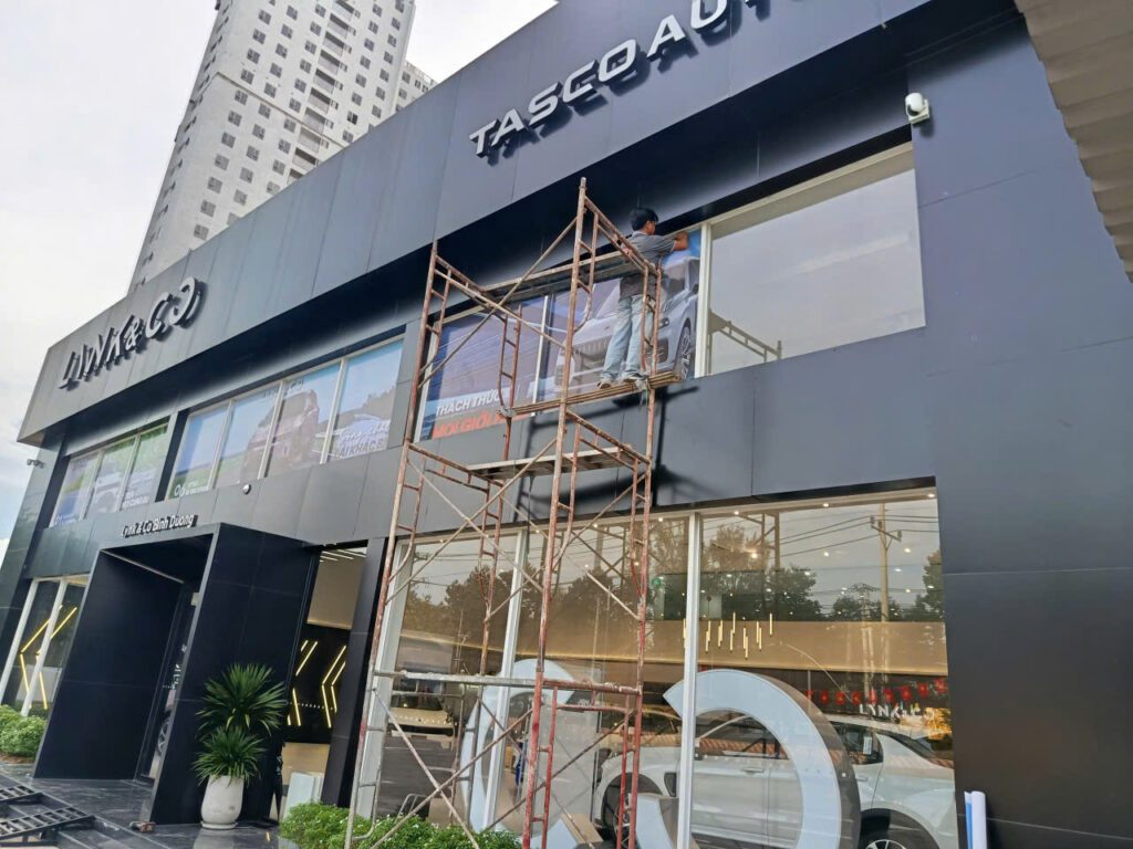 Giới thiệu iDecal 6 Thi công dán Decal lưới mặt tiền Showroom Lnyk & Co Bình Dương