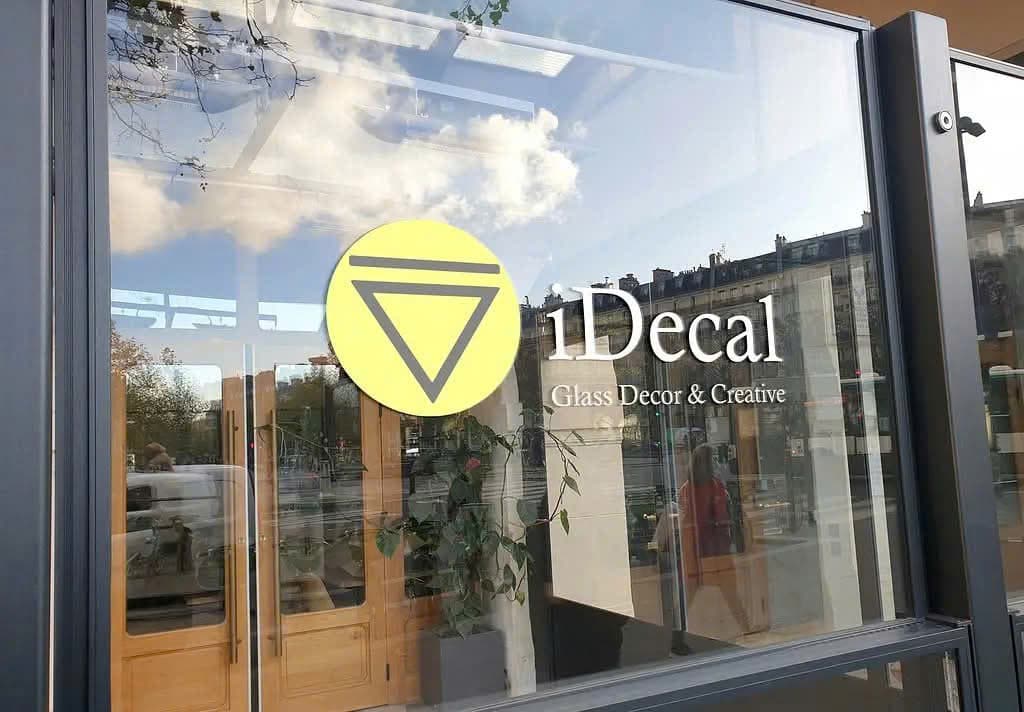 idecal là công ty chuyên cung cấp dịch vụ thi công decal mờ dán kính văn phòng tại TPHCM