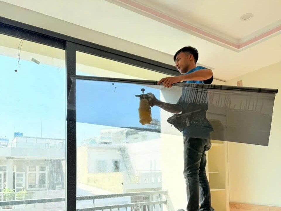 Decal dán kính Quận 1 1 Dịch vụ thi công decal chống nắng cách nhiệt tại quận 1