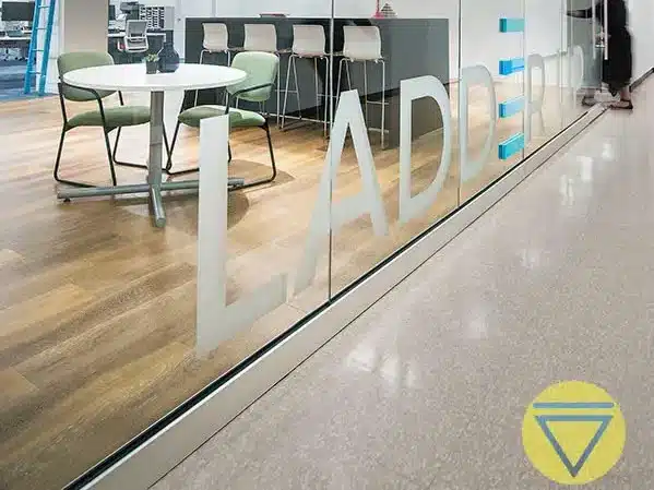 Decal dán kính khắc tên công ty
