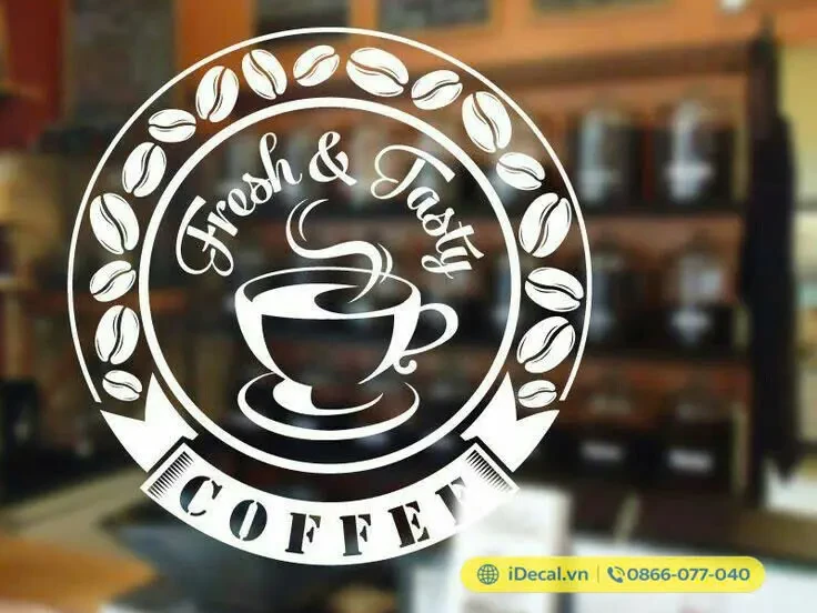 199+ mẫu Decal dán kính trang trí quán cafe đẹp – sáng tạo – thu hút 4 Mẫu decal dán kính dạng mờ (decal cát) được cắt khắc logo thương hiệu bằng công nghệ CNC cho cửa kính quán cà phê.